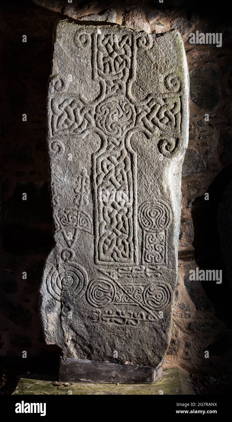 Pierre de symbole Dyce connue sous le nom de Dyce II, l'une des deux pierres sculptées par le Pichtish situées dans les ruines de la chapelle Saint-Fergus kirk à Dyce, Aberdeen, Écosse Banque D'Images