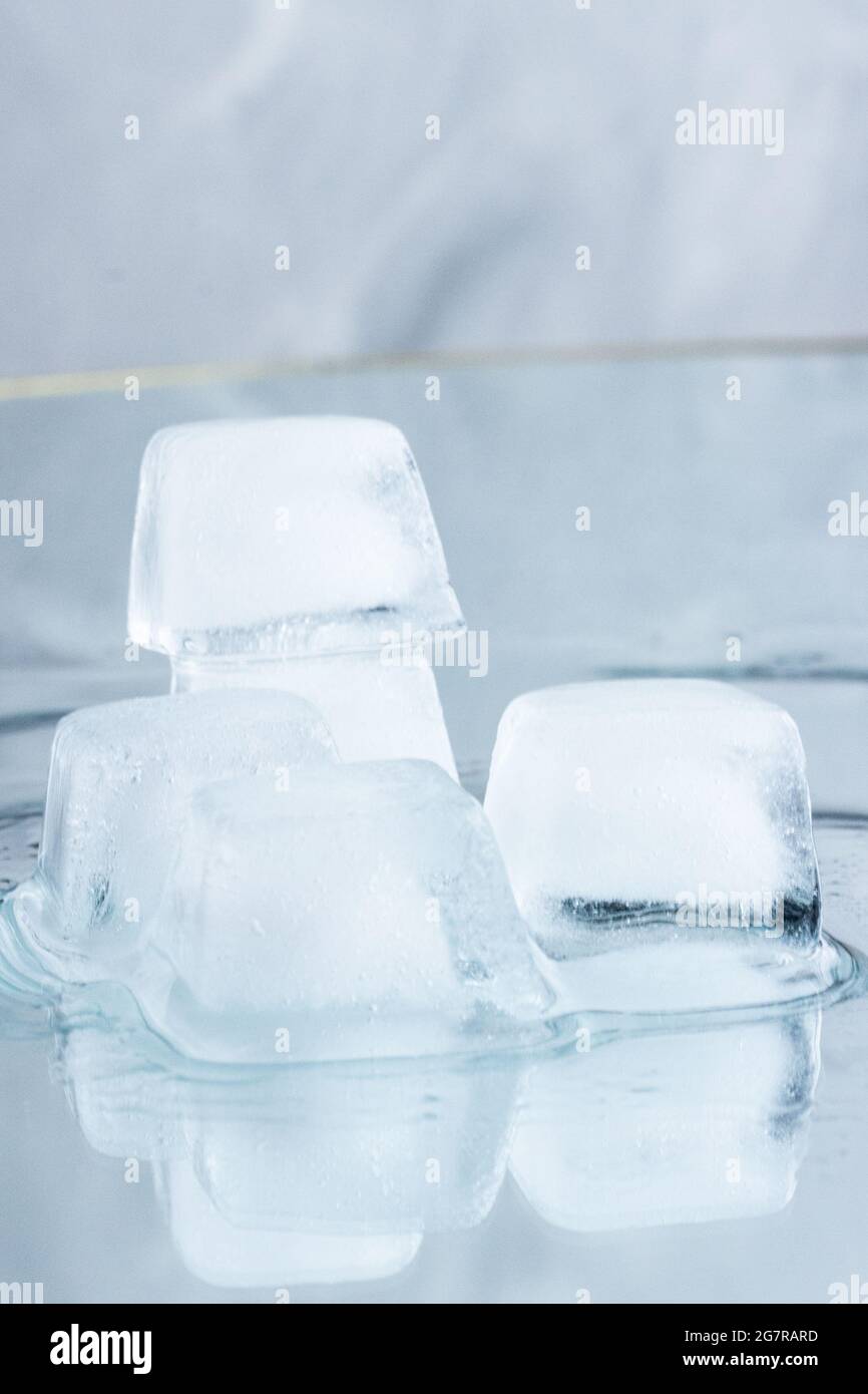 Pile de cubes de glace avec réflexion; glaçons en fusion; boissons rafraîchissantes; eau de refroidissement; rafraîchissements d'été Banque D'Images
