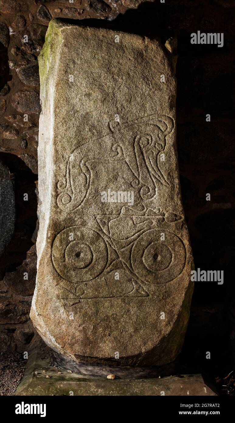 Pierre de symbole de Dyce connue sous le nom de Dyce I, l'une des deux pierres sculptées par le Pichtish situées dans les ruines de la chapelle Saint-Fergus kirk à Dyce, Aberdeen, Écosse Banque D'Images