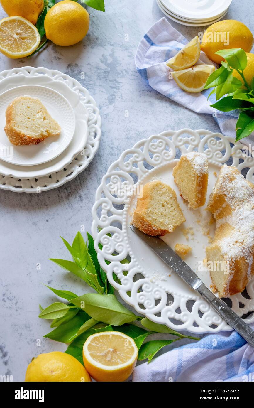 Gâteau traditionnel au citron fait maison, plats frais de l'été Banque D'Images