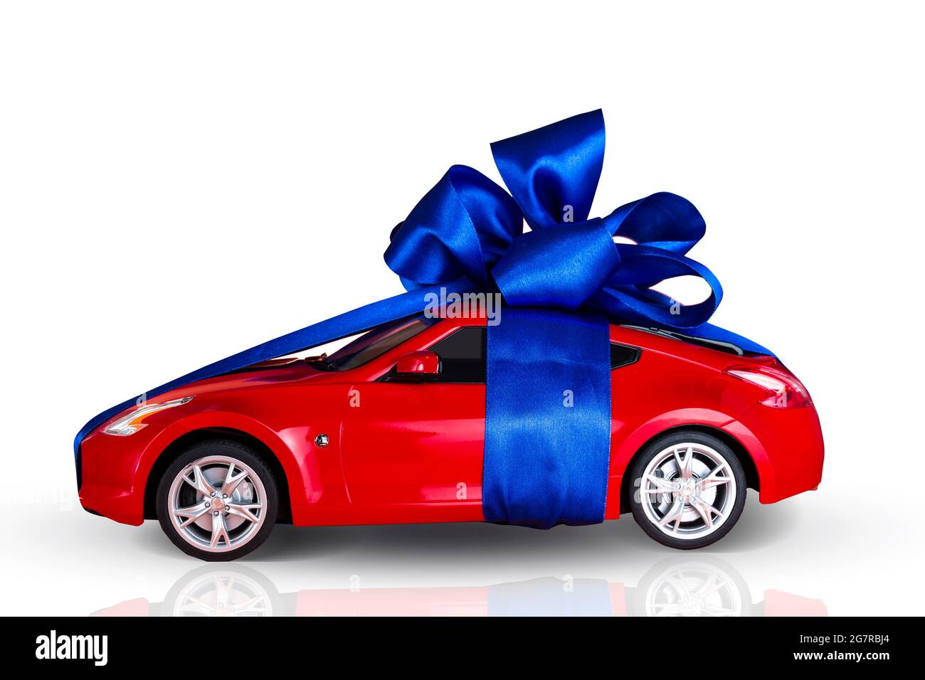 Voiture rouge avec noeud bleu comme cadeau isolé sur fond blanc Photo Stock  - Alamy
