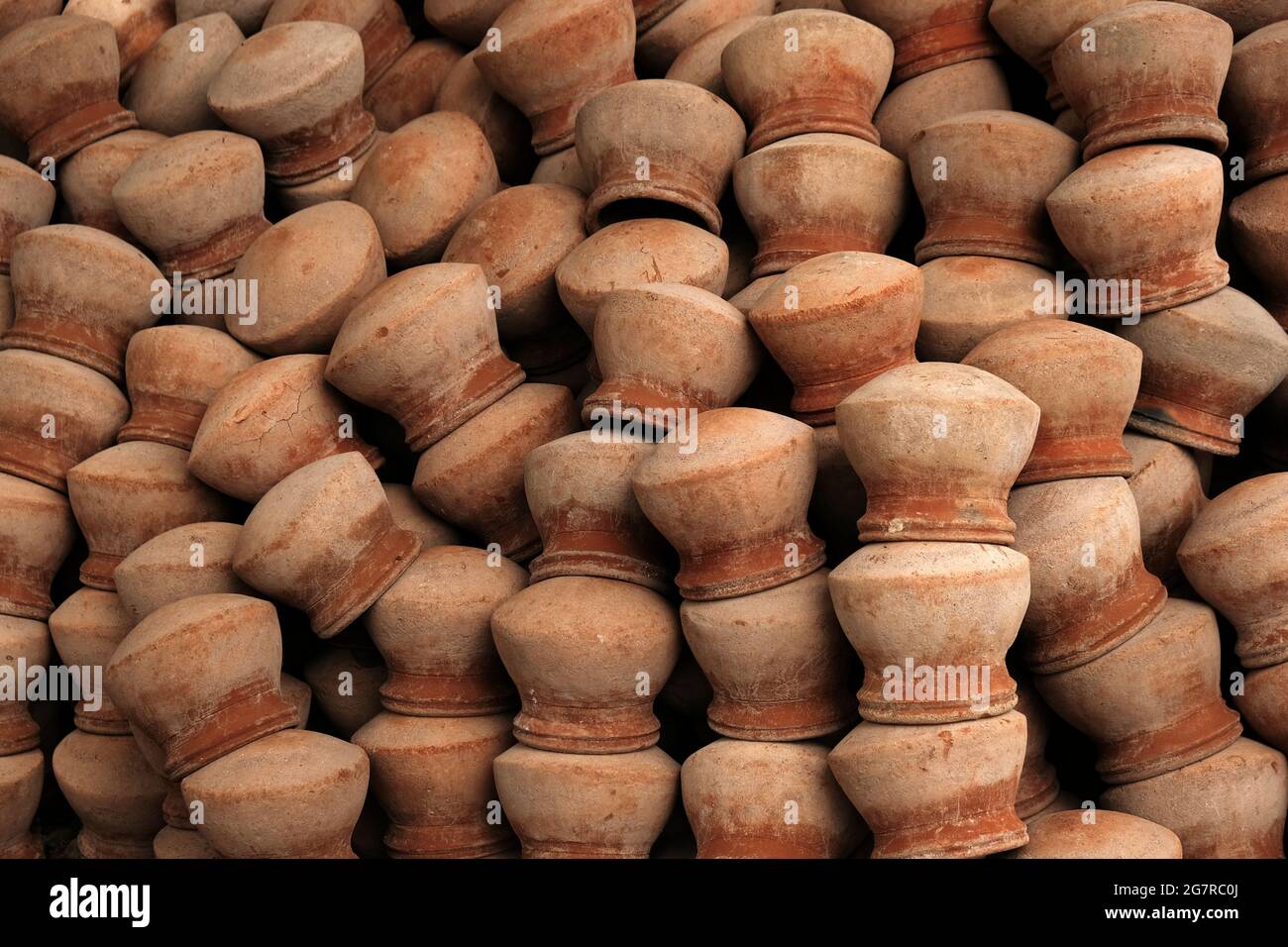 Fait à la main Eco friendly pots d'argile dans l'atelier de poterie, pots d'argile, fond, céramique de mortier de pierre asiatique, poterie traditionnelle Banque D'Images