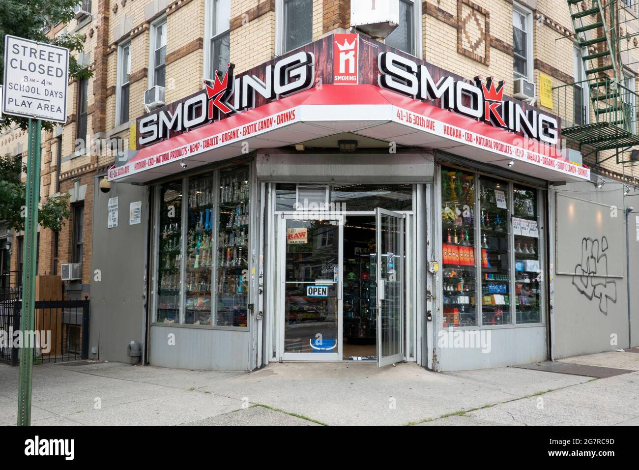 Tabac, narguilé, cigarette, bonbons exotiques, Magasin de cigares sur 30th Avenue à Astoria Queens, New york. Banque D'Images