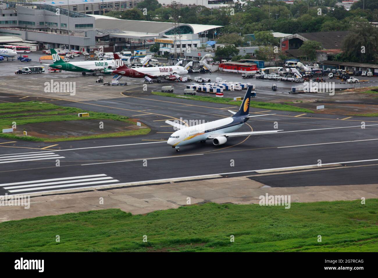 Décollage d'avion de jet Airways, aéroport de Mumbai, aéroport international de Sahar, aéroport international de Chhatrapati Shivaji, CSIA, Bombay, Mumbai, Maharashtra, Inde, Asie Banque D'Images