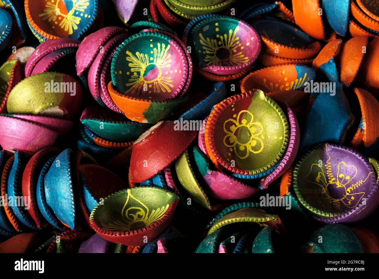 Diya Diwali coloré traditionnel ou lampe en argile à vendre à Pune, marché indien dans le festival Diwali. Banque D'Images