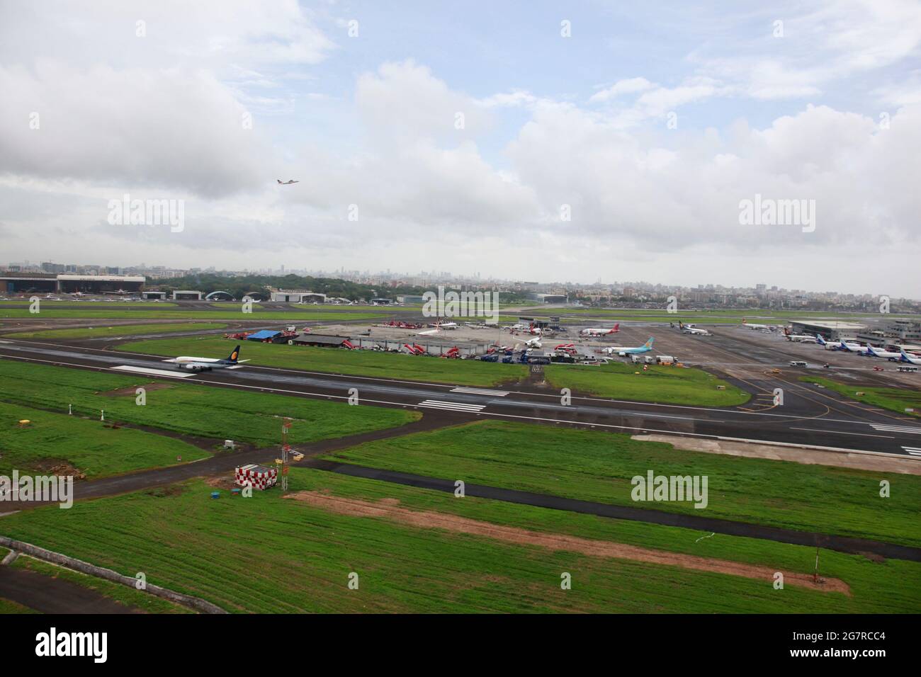 Décollage d'avion de jet Airways, aéroport de Mumbai, aéroport international de Sahar, aéroport international de Chhatrapati Shivaji, CSIA, Bombay, Mumbai, Maharashtra, Inde, Asie Banque D'Images