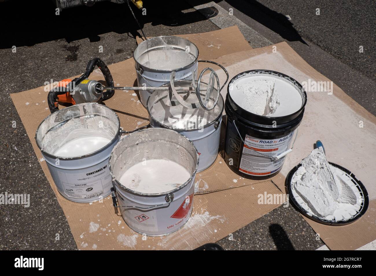 Lyon (France), 07 juillet 2021. La métropole de Lyon expérimente une peinture anti-chaleur sur un espace public de 100 m2 situé rue Béchevelin. Le a Banque D'Images