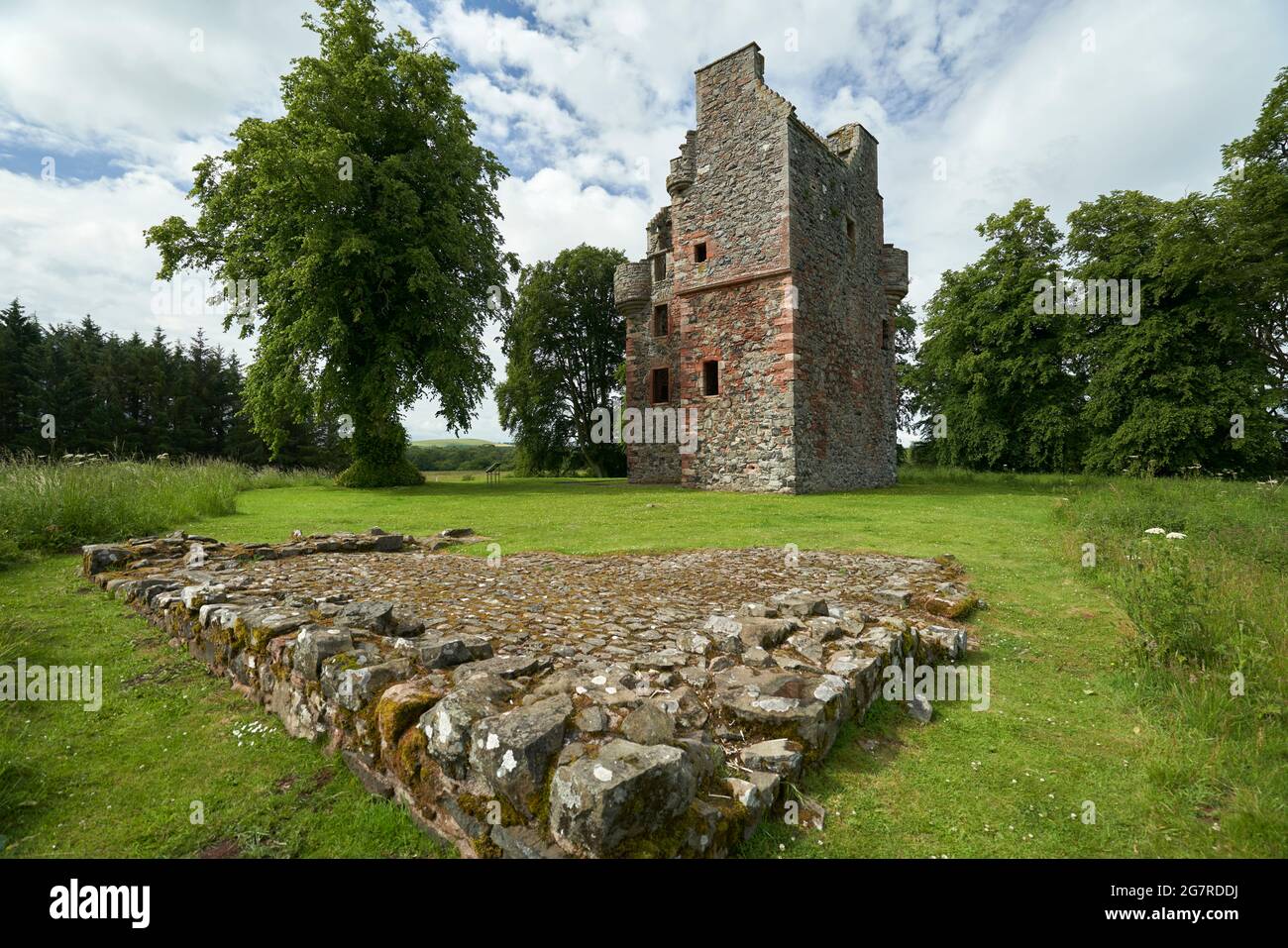 La tour Greenknowe une tour du XVIe siècle près de Gordon dans les frontières écossaises le jour de l'été. Banque D'Images