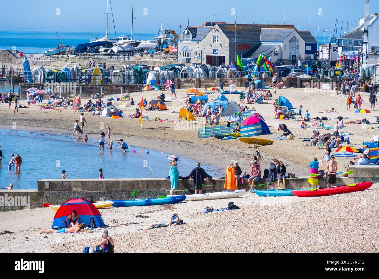 Lyme Regis, Dorset, Royaume-Uni. 16 juillet 2021. Météo au Royaume-Uni: Les familles et les amateurs de soleil arrivent tôt pour obtenir un endroit sur la plage de sable pour profiter du soleil brûlant à la station balnéaire de Lyme Regis comme l'école vacances d'été se mettre en marche. Credit: Celia McMahon/Alamy Live News Banque D'Images