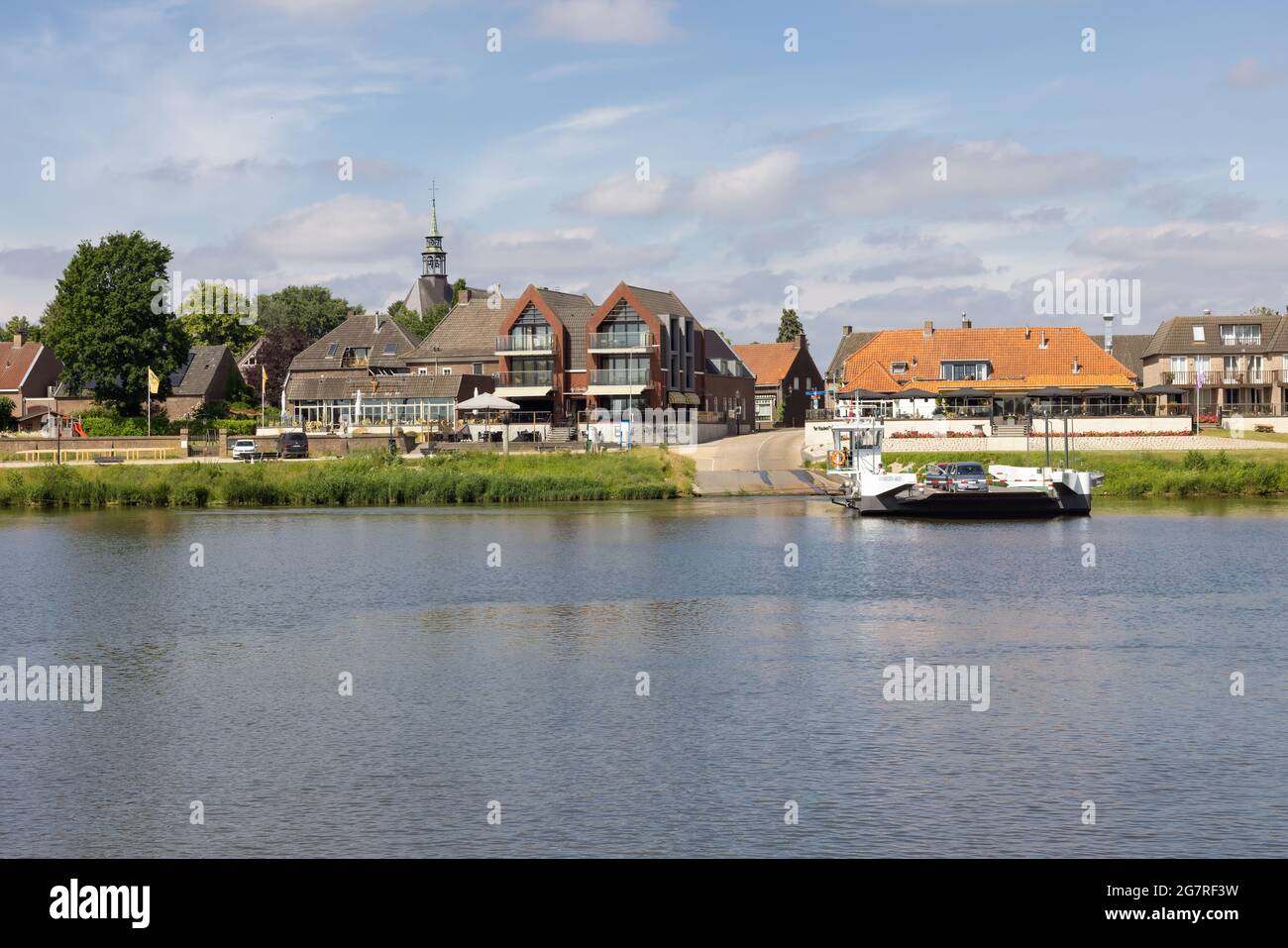 Petit ferry traversant la Meuse près du village hollandais de Broekhuizen Banque D'Images