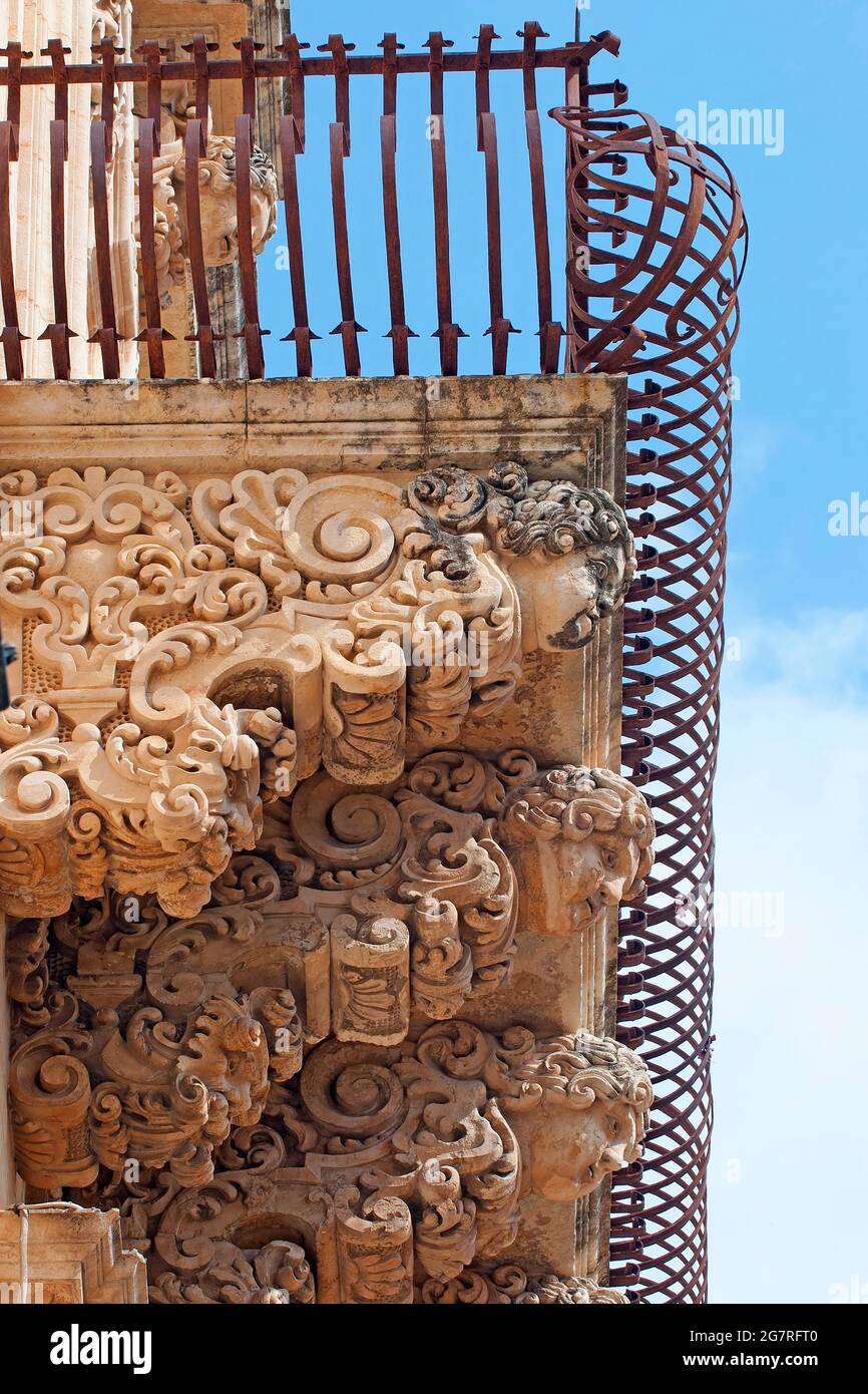 Noto baroque - détails de balcon au Palazzo Villadorata (Palazzo Nicolaci), Noto, Sicile, Italie l'UNESCO Banque D'Images