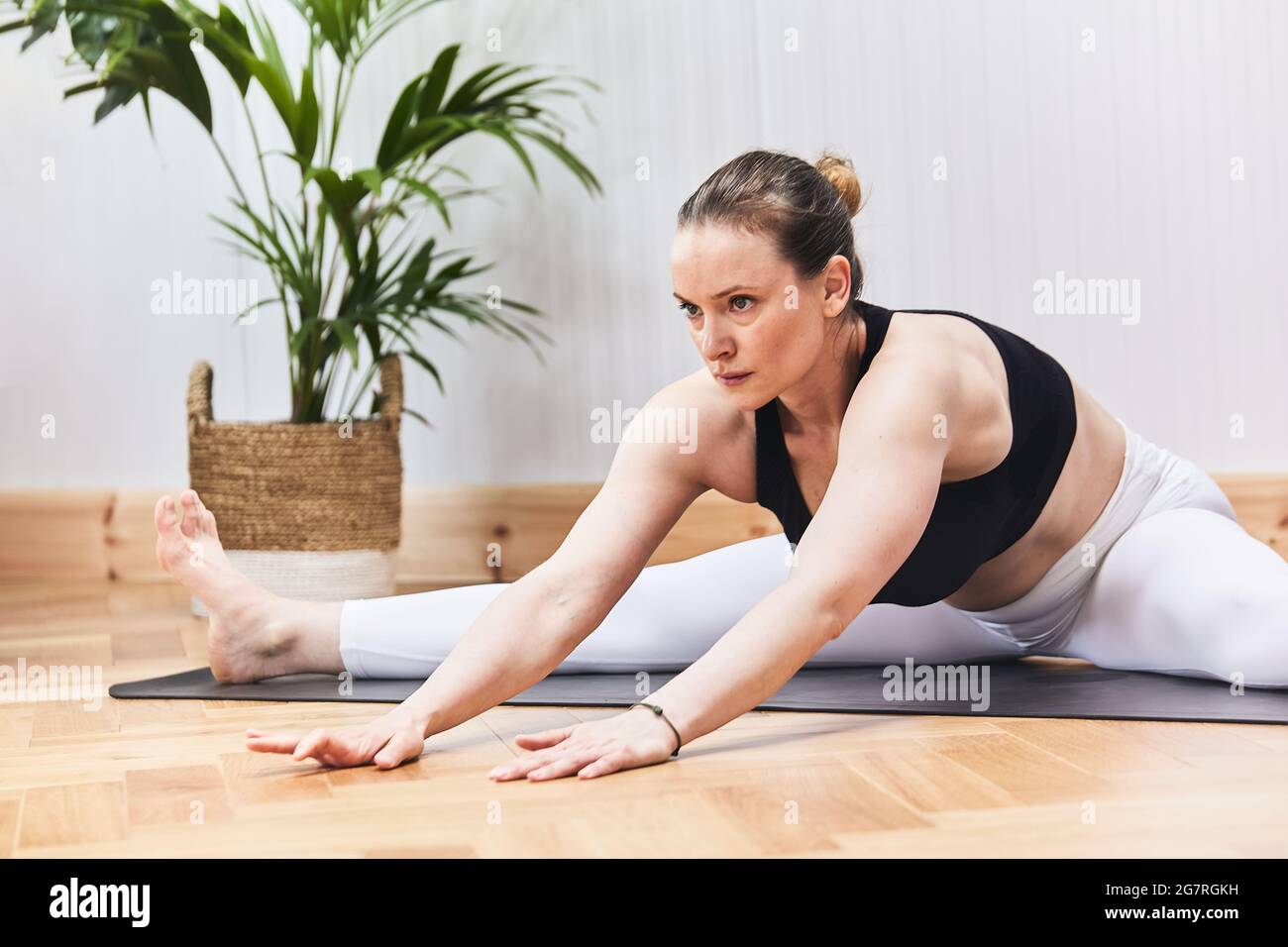 Détail partiel de la femme russe pratiquant le yoga nood sur un tapis Banque D'Images