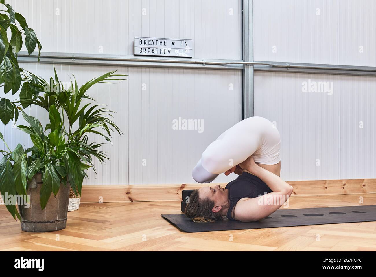 Bonne santé femme faisant une pose de Navasana Yoga Banque D'Images