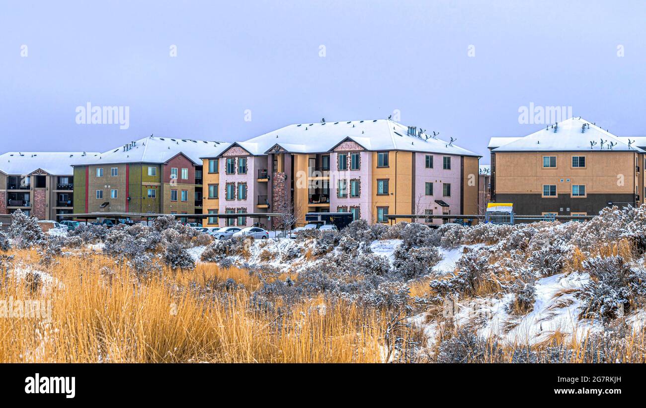 Pano hauts en couleur et grands bâtiments avec le ciel blanc comme arrière-plan Banque D'Images
