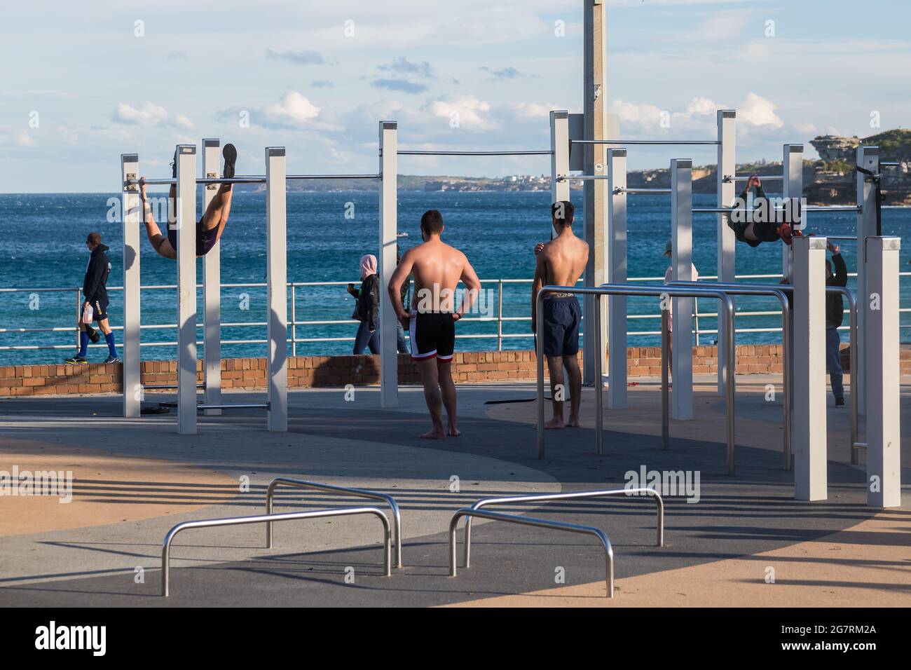 Sydney, Australie. Vendredi 16 juillet 2021. Les gens forment Bondi vu faire de l'exercice à North Bondi Outdoor Gym, Bondi Beach. Les restrictions de verrouillage ont été renforcées et étendues en raison de la variante Delta des cas COVID-19 à Sydney, dans les montagnes bleues et sur la côte centrale. L'exercice est limité à deux personnes par groupe et les gens doivent se remian dans un rayon de 10km de leur maison. Crédit : Paul Lovelace/Alamy Live News Banque D'Images