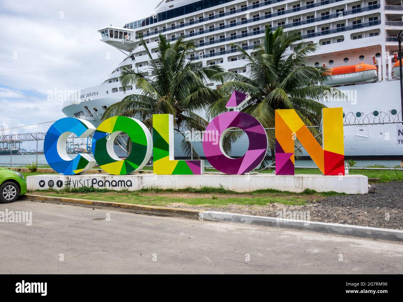 Colon Tourist 3D sans Serif signe contre UN navire de croisière arrière-plan à la zone hors taxes de Colon à Panama à l'entrée du canal de Panama Banque D'Images