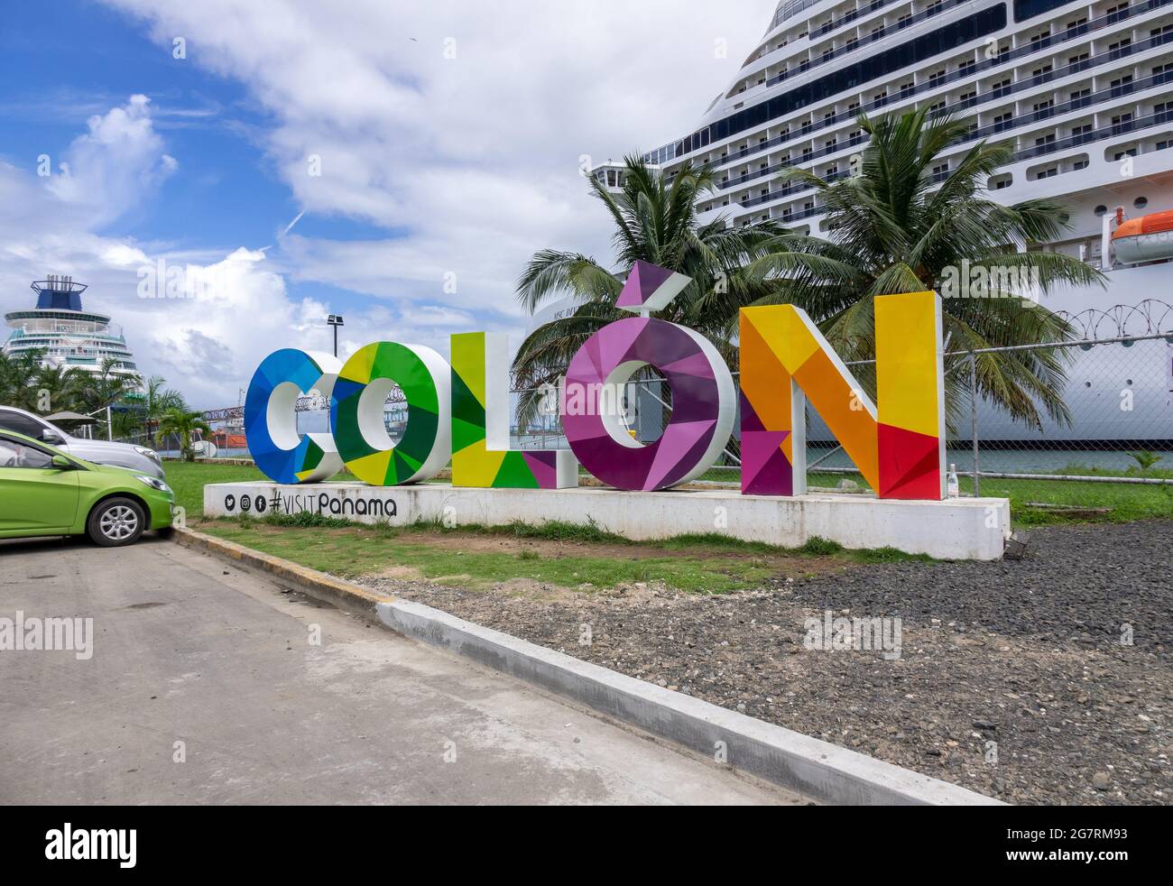 Signe touristique 3D de côlon contre UN bateau de croisière arrière-plan à la zone hors taxes de Colon à Panama à l'entrée du canal de Panama Banque D'Images