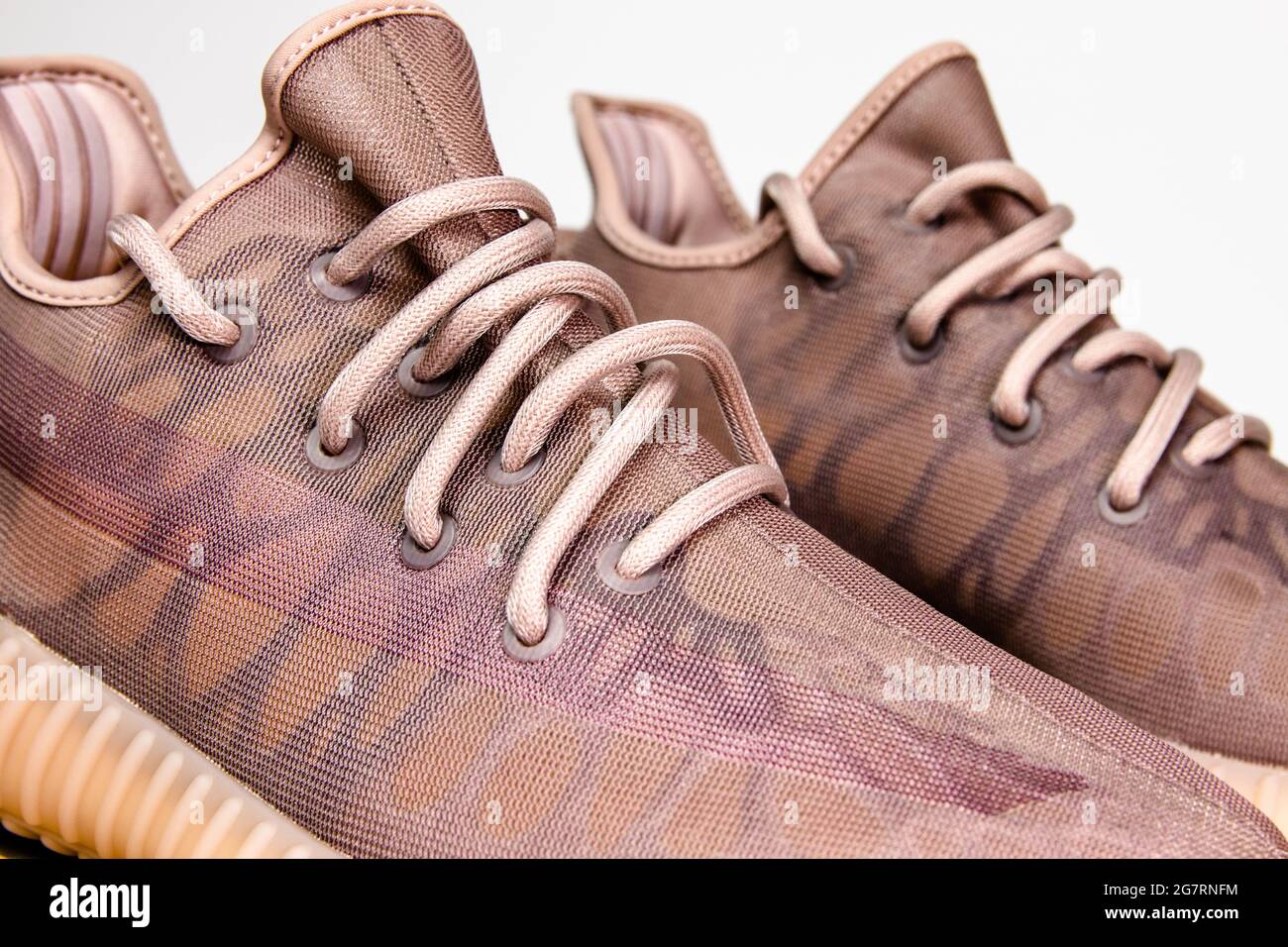 Adidas yeezy boost shoes Banque de photographies et d'images à haute  résolution - Alamy