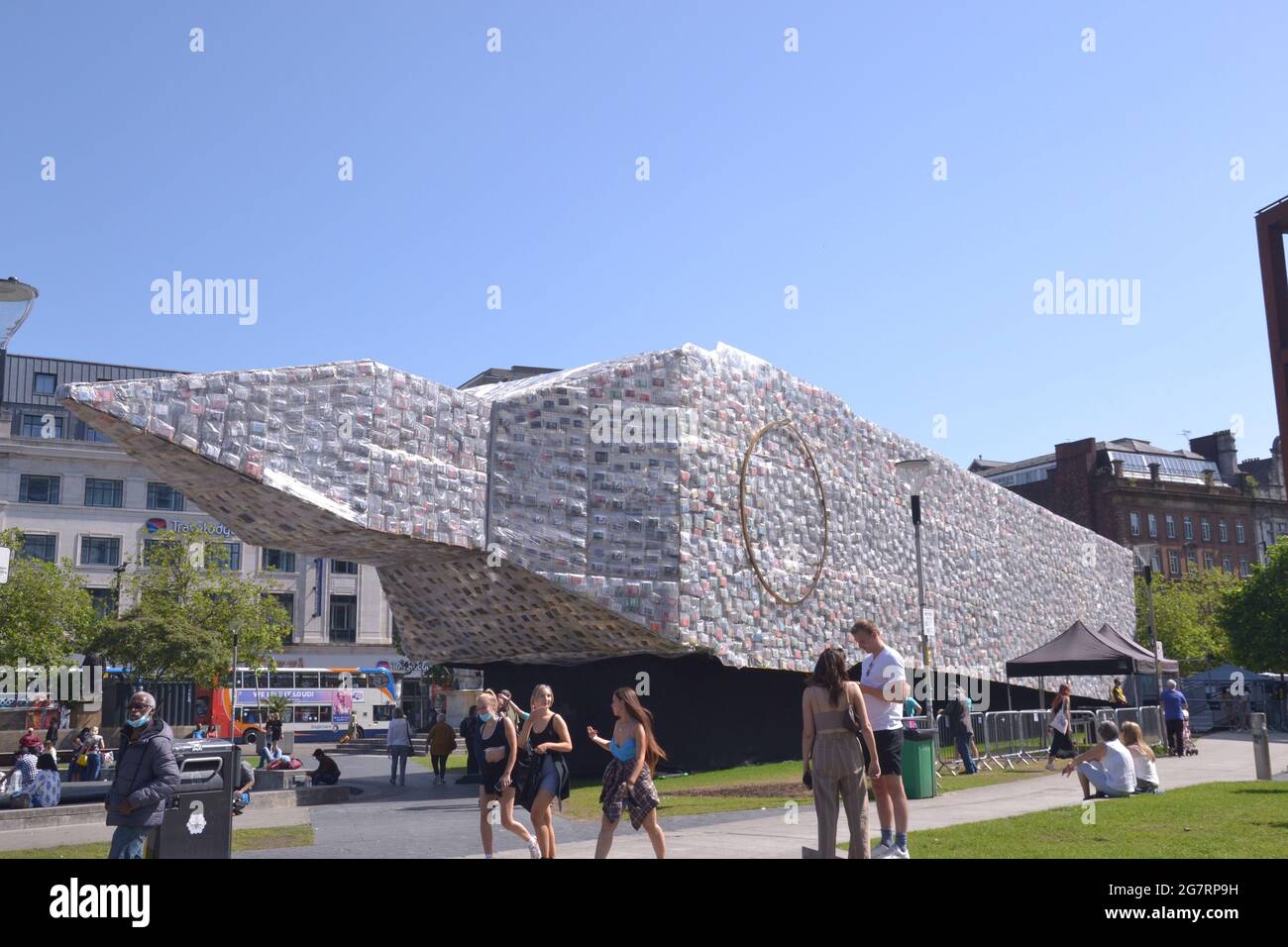 Manchester, Royaume-Uni. 16 juillet 2021. A partir du vendredi 16 juillet 2021, le Festival international de Manchester a donné les 20,000 livres qui ont couvert l'œuvre monumentale de l'art : une réplique colossale de 42 m de Big Ben, intitulé « BIG BEN COUCHÉ AVEC DES LIVRES POLITIQUES ». L'œuvre a été exposée à Piccadilly Gardens, centre de Manchester, Angleterre, Royaume-Uni, à partir du 1er juillet, 2021. Comme le Festival attire à un proche les organisateurs ont invité les Mancuniens locaux à recueillir un livre gratuit pendant le week-end. Crédit : Terry Waller/Alay Live News Banque D'Images