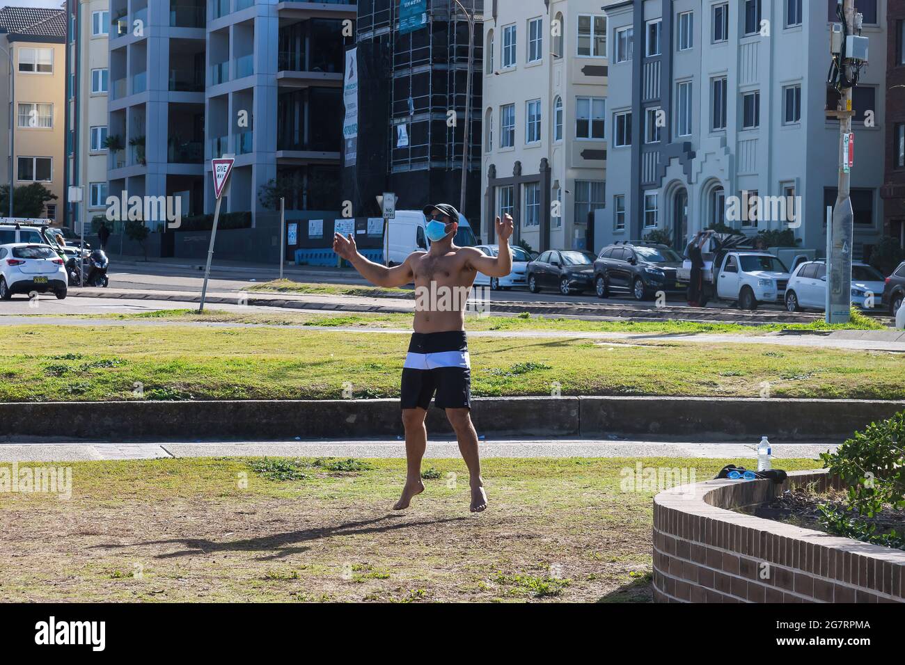 Sydney, Australie. Vendredi 16 juillet 2021. Un local vu s'entraîner à North Bondi en face de Bondi Beach. Les restrictions de verrouillage ont été renforcées et étendues en raison de la variante Delta des cas COVID-19 à Sydney, dans les montagnes bleues et sur la côte centrale. L'exercice est limité à deux personnes par groupe et les gens doivent se remian dans un rayon de 10km de leur maison. Crédit : Paul Lovelace/Alamy Live News Banque D'Images