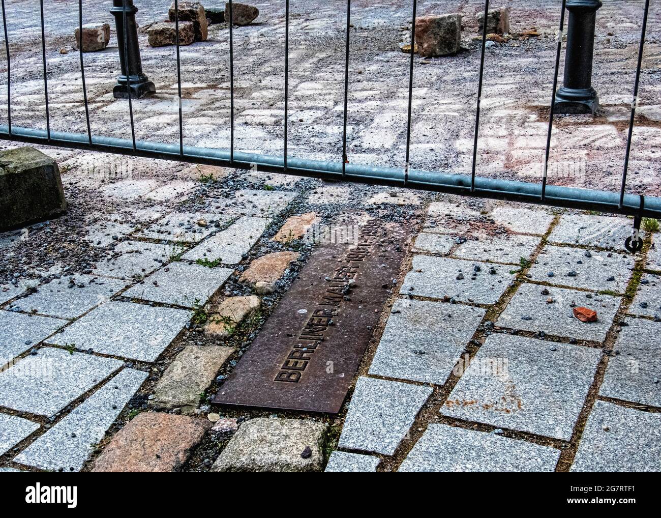 Les pavés et le site de marquage de plaque du mur de Berlin émergent de construction clôturée sur Alexanderufer, Mitte, Berlin Banque D'Images