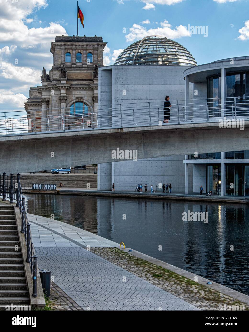 Vue sur la rivière Spree de la maison Paul lobe, du Reichstag Dome et des croix des victimes du mur de Berlin à Mitte, Berlin Banque D'Images