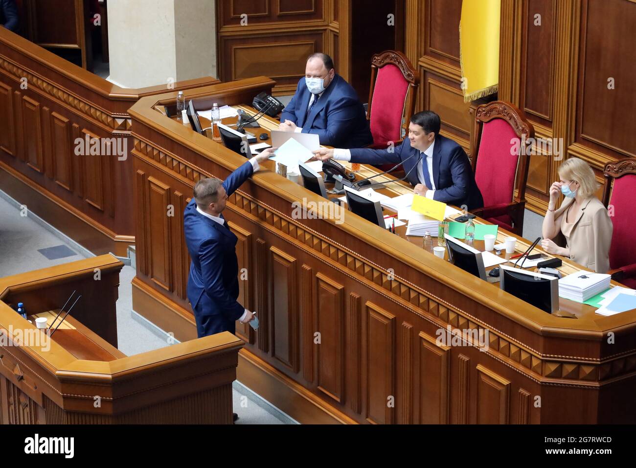 KIEV, UKRAINE - 16 JUILLET 2021 - ancien président de la Commission Verkhovna Rada sur l'application de la loi, serviteur du peuple député Denys Monastyrskyi (L), Qui a été nommé nouveau ministre de l'intérieur avec les votes de 271 députés, remet la copie signée de son serment au Président Dmytro Razumkov lors d'une séance de la Verkhovna Rada, Kiev, capitale de l'Ukraine. Credit: UKRINFORM/Alamy Live News Banque D'Images