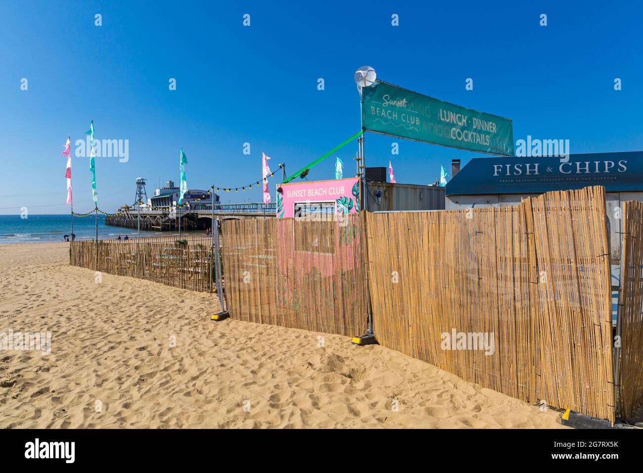 Bournemouth, Dorset, Royaume-Uni. 16 juillet 2021. Le Sunset Beach Club  ouvre sur la plage de Bournemouth pour le déjeuner et propose un nouveau  restaurant et un bar de plage, inspirés des îles