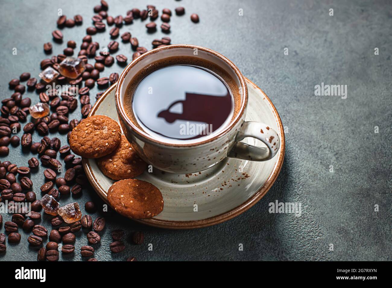Réflexions d'un livreur sur une tasse de café. Achats en ligne. Concept de services de livraison, logistique, livraison de fret. Contexte de la livraison des aliments c Banque D'Images
