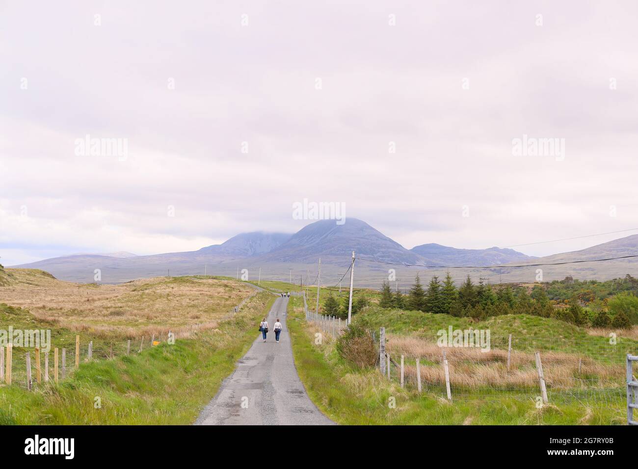 En regardant vers les Paps du Jura depuis l'île d'Islay au large de la côte ouest de l'Écosse. La petite île est célèbre pour ses nombreuses distilleries de whisky. Banque D'Images