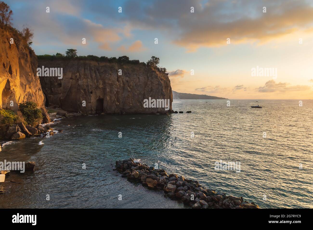 Magnifique coucher de soleil sur la mer à côté de la rive et de hautes falaises Banque D'Images