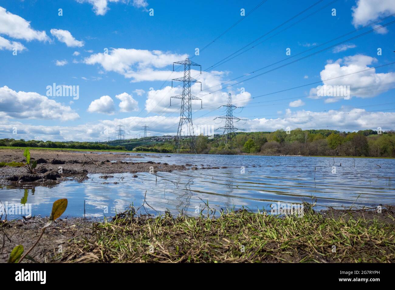Newburn Royaume-Uni: 24 mai 2021: Terres agricoles inondées au récif de Throckley (Reigh), dans le nord de l'Angleterre. Terrain inondé de pylônes électriques Banque D'Images