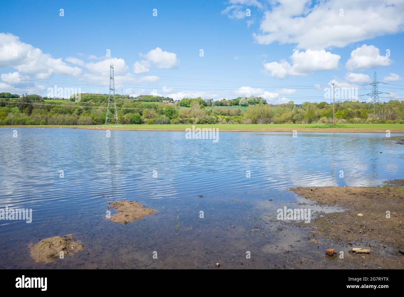 Newburn Royaume-Uni: 24 mai 2021: Terres agricoles inondées au récif de Throckley (Reigh), dans le nord de l'Angleterre. Terrain inondé de pylônes électriques Banque D'Images