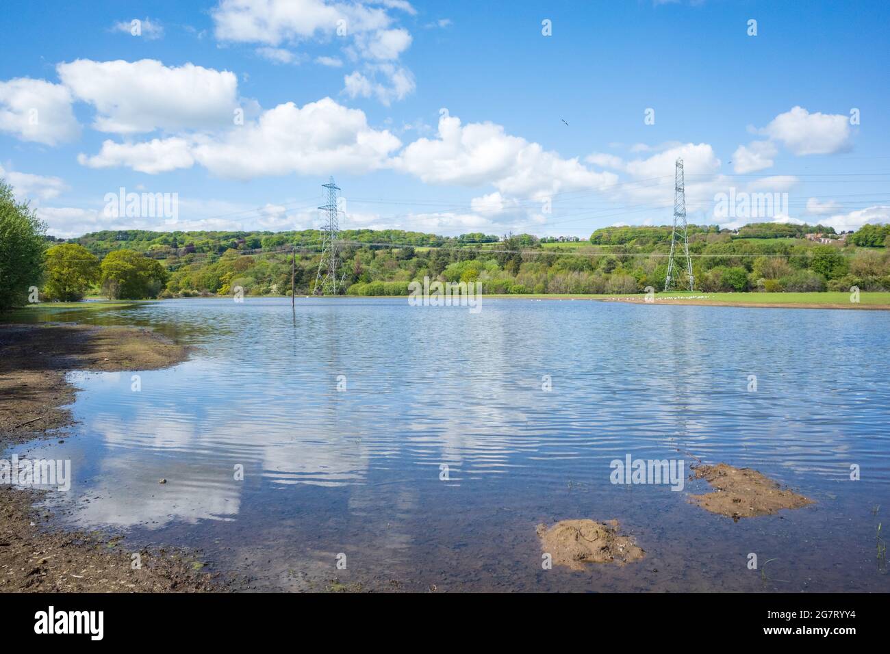 Newburn Royaume-Uni: 24 mai 2021: Terres agricoles inondées au récif de Throckley (Reigh), dans le nord de l'Angleterre. Terrain inondé de pylônes électriques Banque D'Images