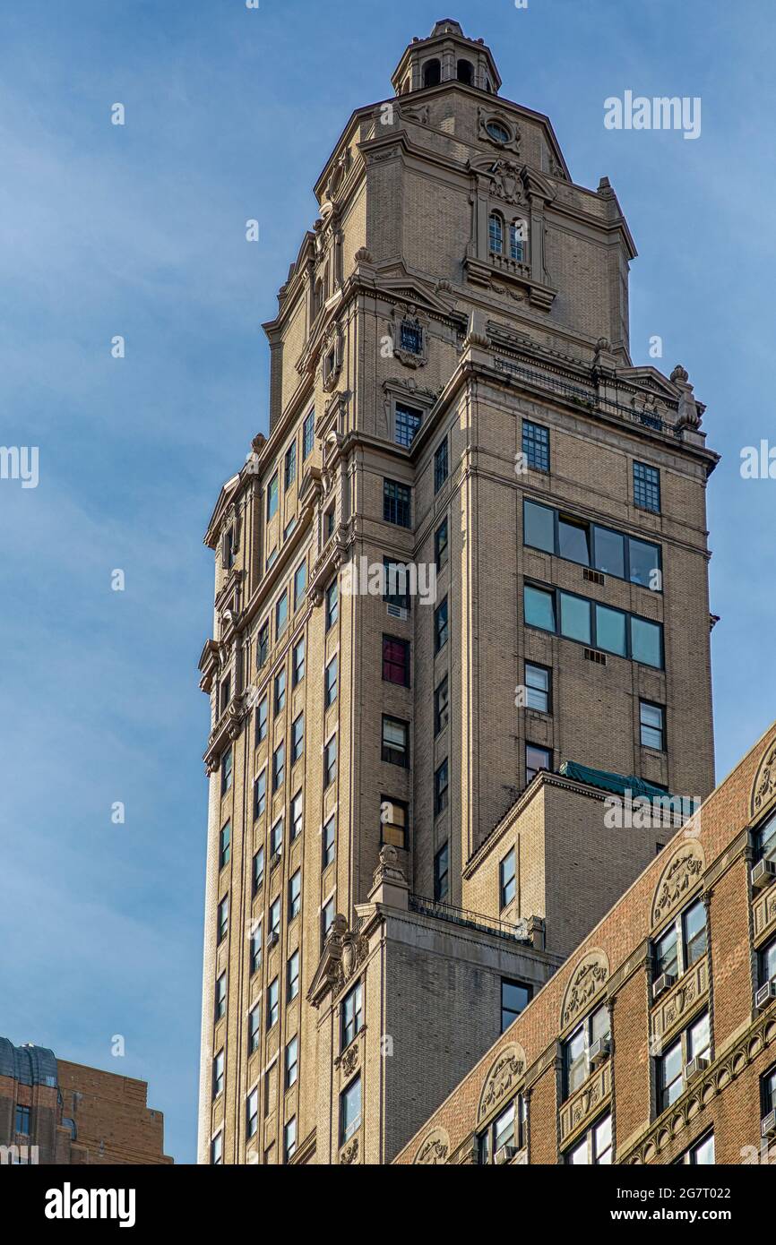 12 West 72nd Street, l'Oliver Cromwell, a été conçu par Emery Roth et construit en 1927. Banque D'Images