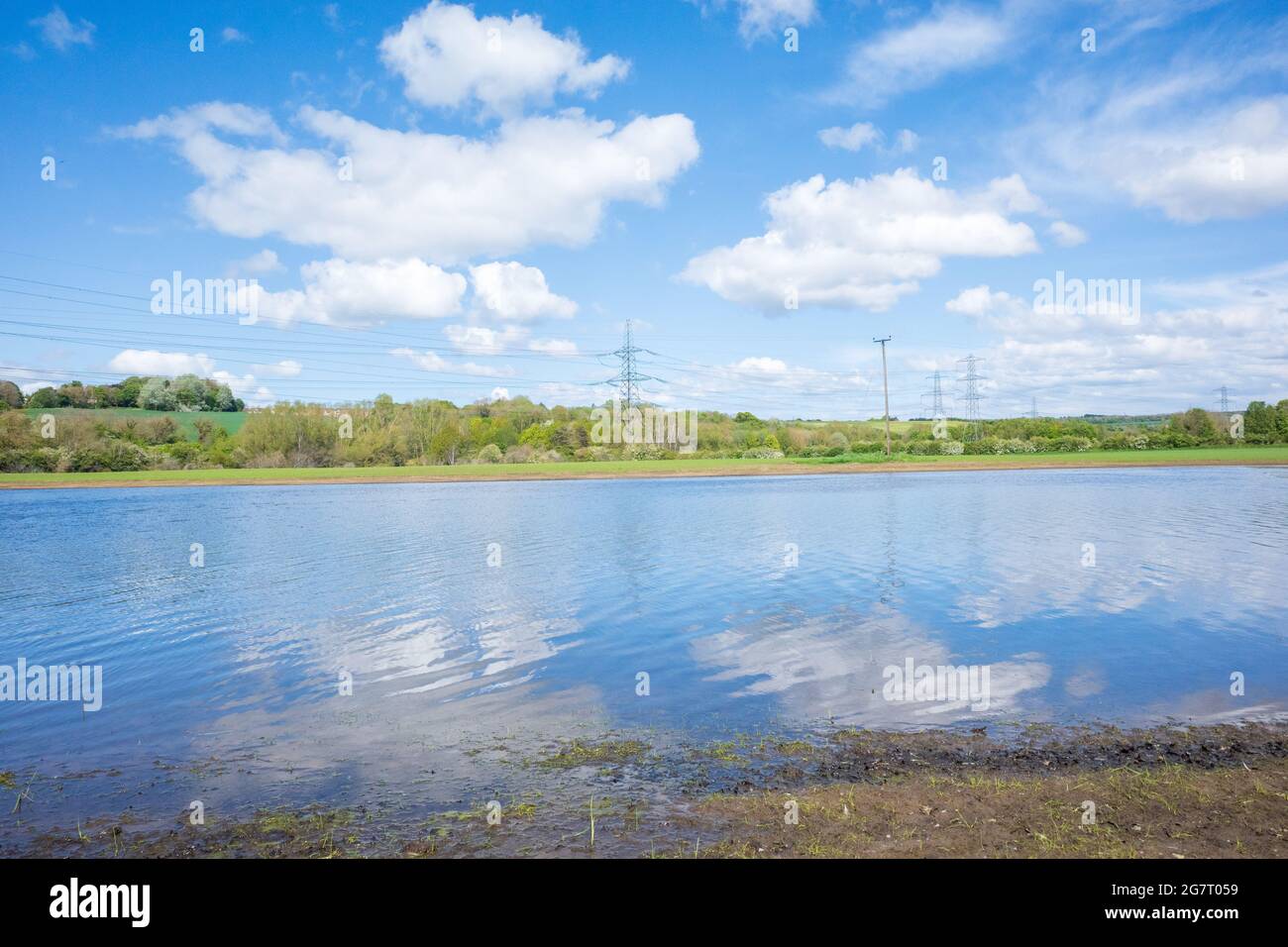 Newburn Royaume-Uni: 24 mai 2021: Terres agricoles inondées au récif de Throckley (Reigh), dans le nord de l'Angleterre. Terrain inondé de pylônes électriques Banque D'Images