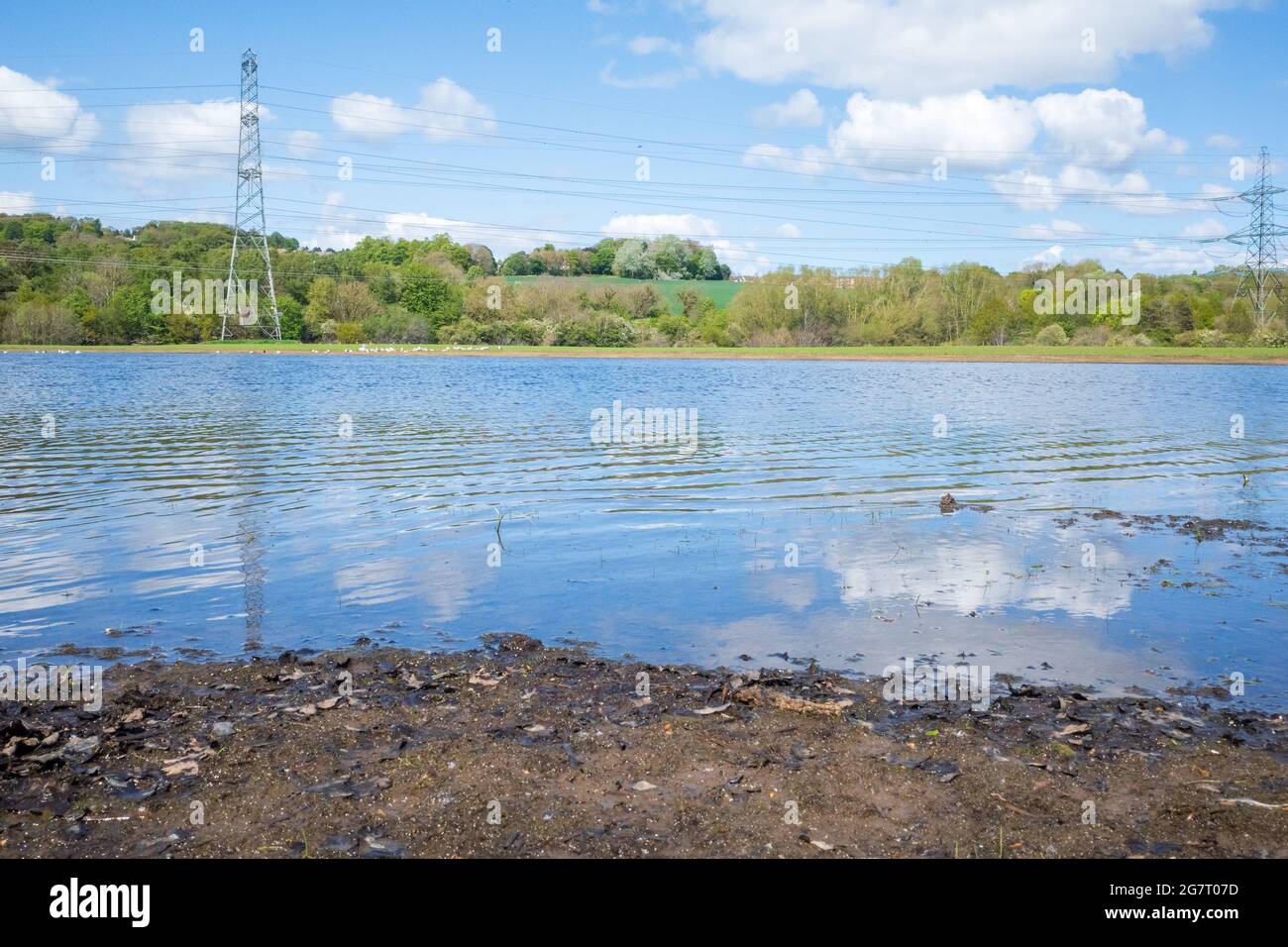Newburn Royaume-Uni: 24 mai 2021: Terres agricoles inondées au récif de Throckley (Reigh), dans le nord de l'Angleterre. Terrain inondé de pylônes électriques Banque D'Images