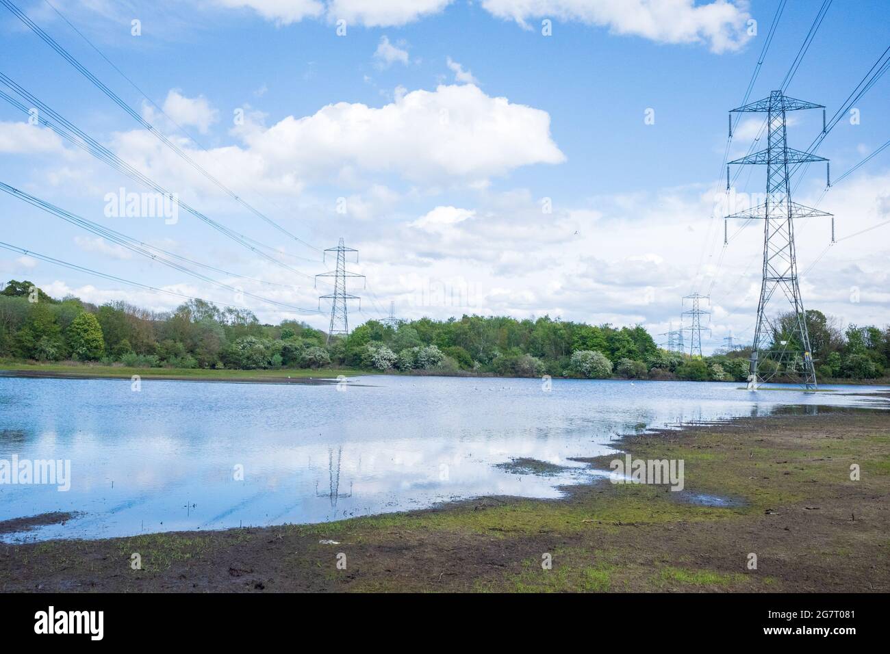 Newburn Royaume-Uni: 24 mai 2021: Terres agricoles inondées au récif de Throckley (Reigh), dans le nord de l'Angleterre. Terrain inondé de pylônes électriques Banque D'Images