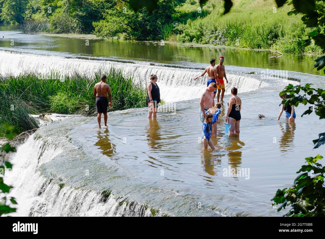 Warleigh Weir, Bath, Royaume-Uni. 16 juillet 2021. Par temps chaud et ciel dégagé, les gens se rafraîchit à Warleigh Weir. Les gens sont arrivés tôt pour prendre l'un des endroits limités dans ce lieu de baignade sauvage très populaire. Crédit : JMF News/Alay Live News Banque D'Images