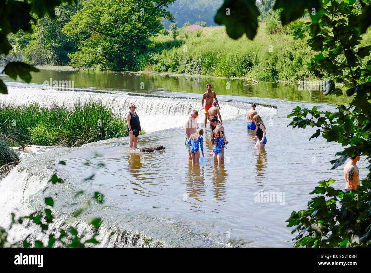 Warleigh Weir, Bath, Royaume-Uni. 16 juillet 2021. Par temps chaud et ciel dégagé, les gens se rafraîchit à Warleigh Weir. Les gens sont arrivés tôt pour prendre l'un des endroits limités dans ce lieu de baignade sauvage très populaire. Crédit : JMF News/Alay Live News Banque D'Images