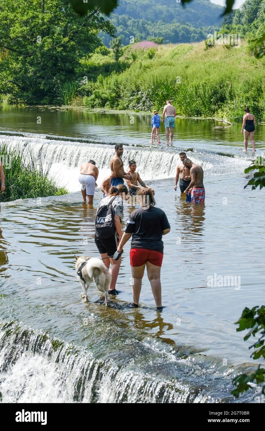 Warleigh Weir, Bath, Royaume-Uni. 16 juillet 2021. Par temps chaud et ciel dégagé, les gens se rafraîchit à Warleigh Weir. Les gens sont arrivés tôt pour prendre l'un des endroits limités dans ce lieu de baignade sauvage très populaire. Crédit : JMF News/Alay Live News Banque D'Images
