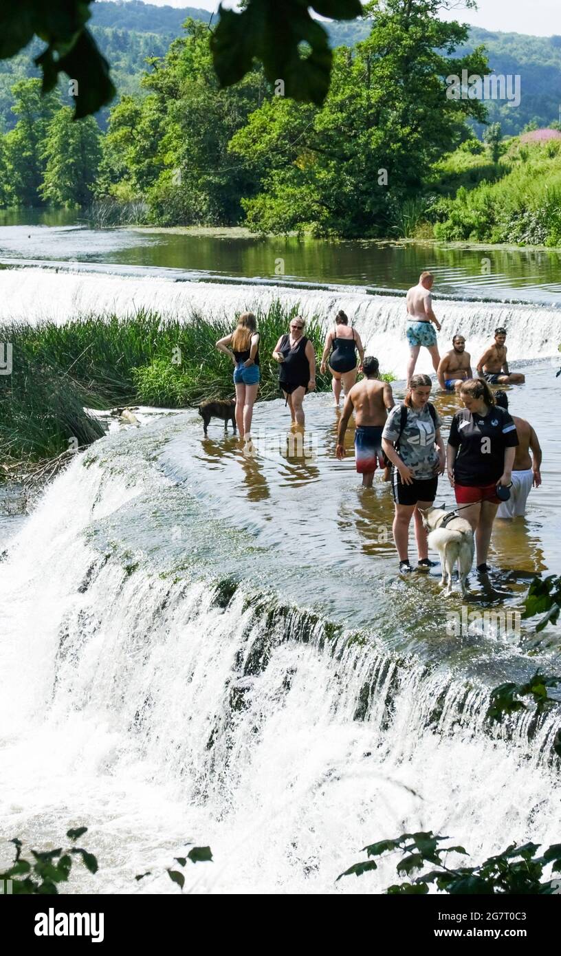 Warleigh Weir, Bath, Royaume-Uni. 16 juillet 2021. Par temps chaud et ciel dégagé, les gens se rafraîchit à Warleigh Weir. Les gens sont arrivés tôt pour prendre l'un des endroits limités dans ce lieu de baignade sauvage très populaire. Crédit : JMF News/Alay Live News Banque D'Images