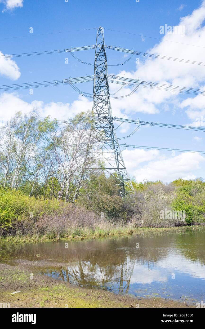 Newburn Royaume-Uni: 24 mai 2021: Terres agricoles inondées au récif de Throckley (Reigh), dans le nord de l'Angleterre. Terrain inondé de pylônes électriques Banque D'Images