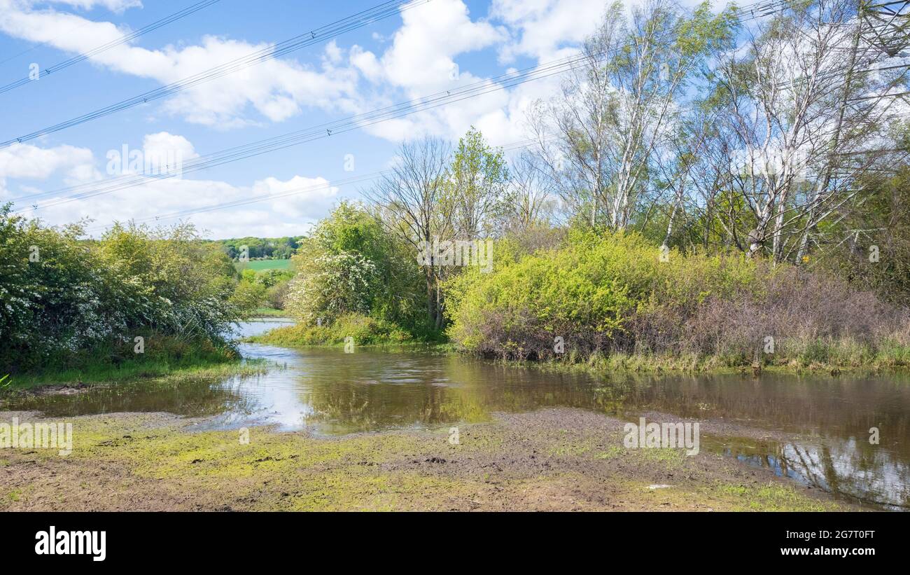 Newburn Royaume-Uni: 24 mai 2021: Terres agricoles inondées au récif de Throckley (Reigh), dans le nord de l'Angleterre. Terrain inondé de pylônes électriques Banque D'Images