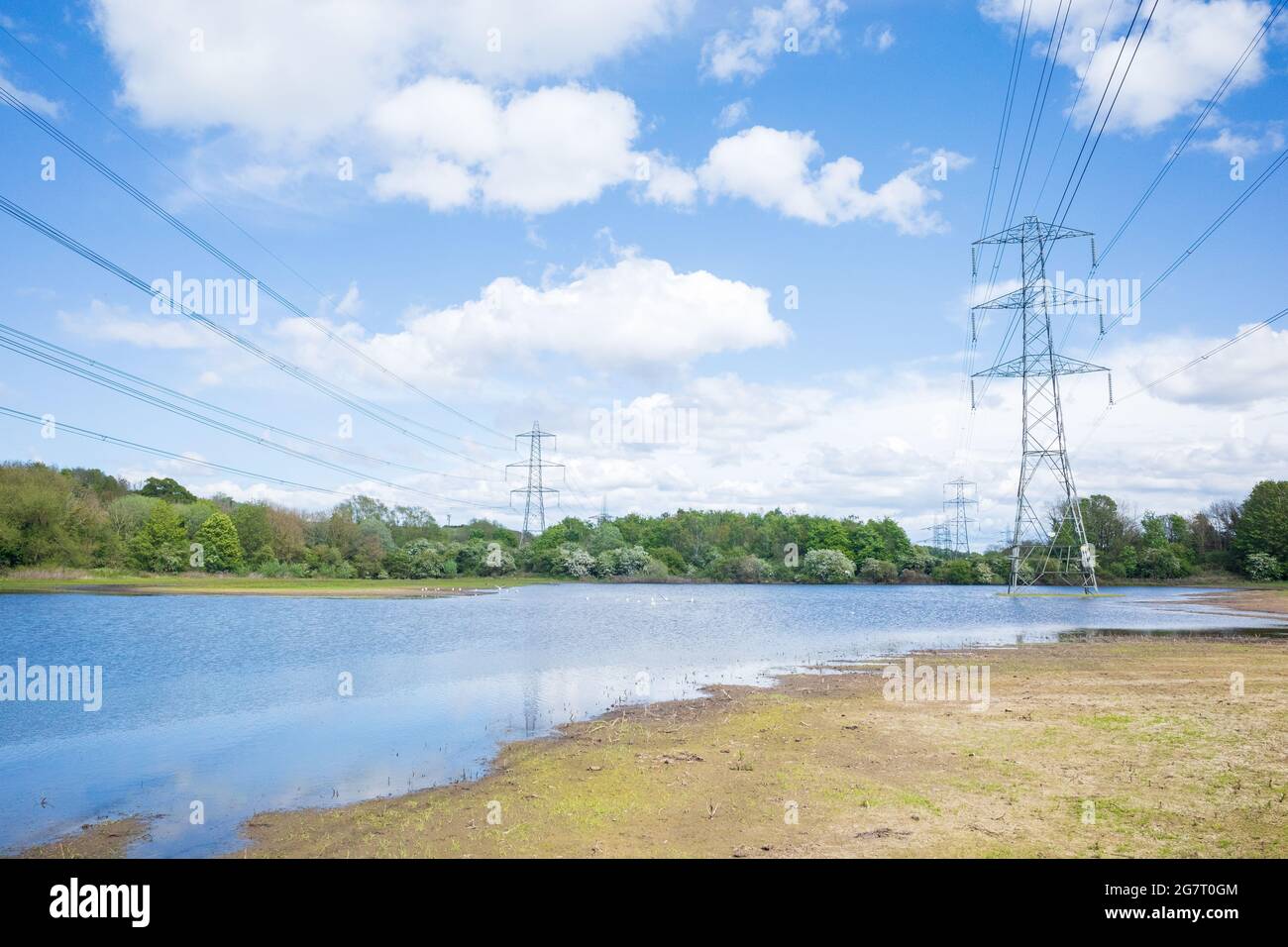 Newburn Royaume-Uni: 24 mai 2021: Terres agricoles inondées au récif de Throckley (Reigh), dans le nord de l'Angleterre. Terrain inondé de pylônes électriques Banque D'Images