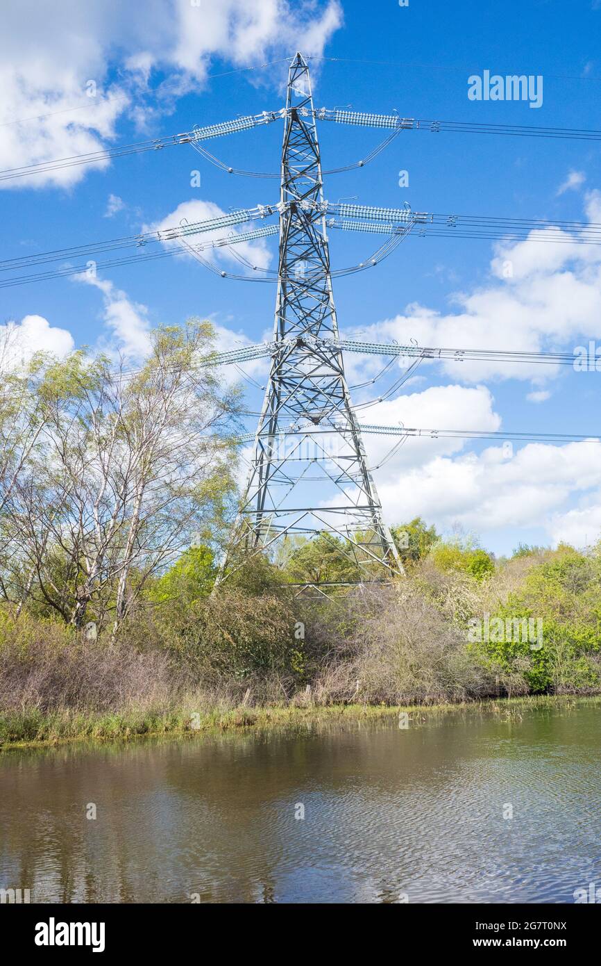 Newburn Royaume-Uni: 24 mai 2021: Terres agricoles inondées au récif de Throckley (Reigh), dans le nord de l'Angleterre. Terrain inondé de pylônes électriques Banque D'Images