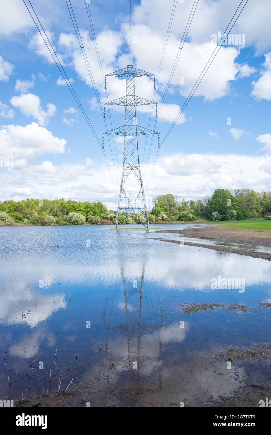 Newburn Royaume-Uni: 24 mai 2021: Terres agricoles inondées au récif de Throckley (Reigh), dans le nord de l'Angleterre. Terrain inondé de pylônes électriques Banque D'Images