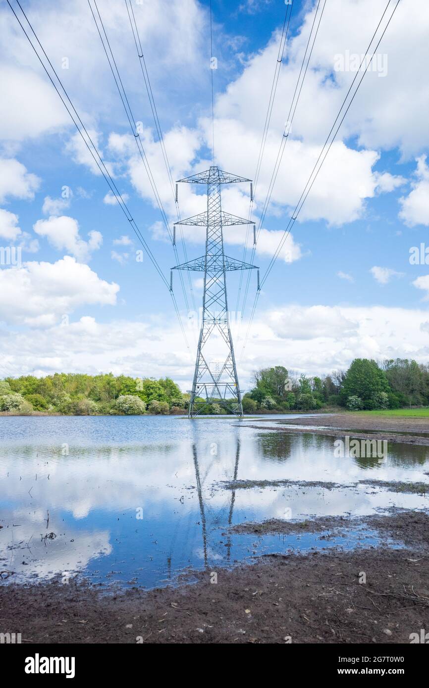 Newburn Royaume-Uni: 24 mai 2021: Terres agricoles inondées au récif de Throckley (Reigh), dans le nord de l'Angleterre. Terrain inondé de pylônes électriques Banque D'Images