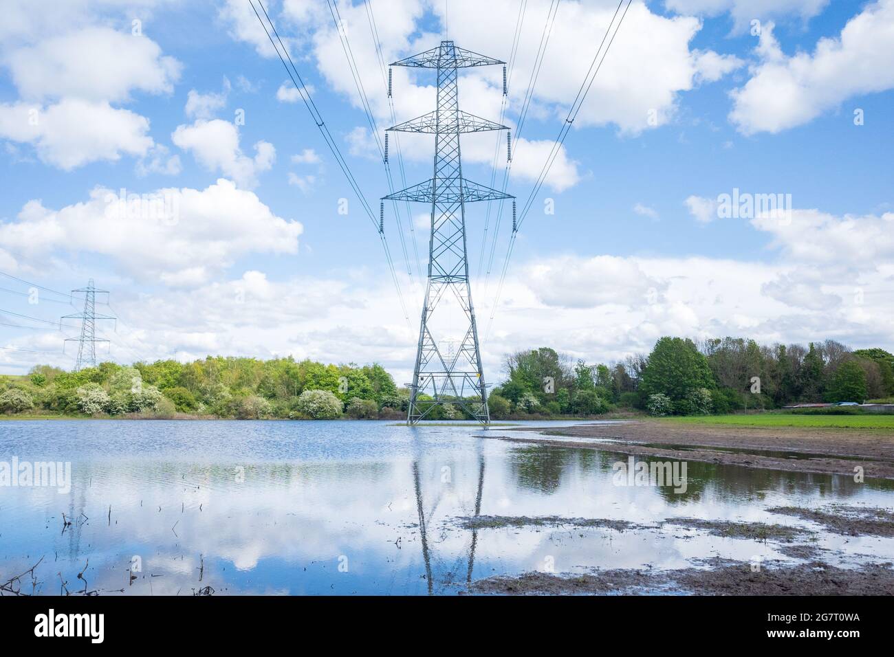Newburn Royaume-Uni: 24 mai 2021: Terres agricoles inondées au récif de Throckley (Reigh), dans le nord de l'Angleterre. Terrain inondé de pylônes électriques Banque D'Images