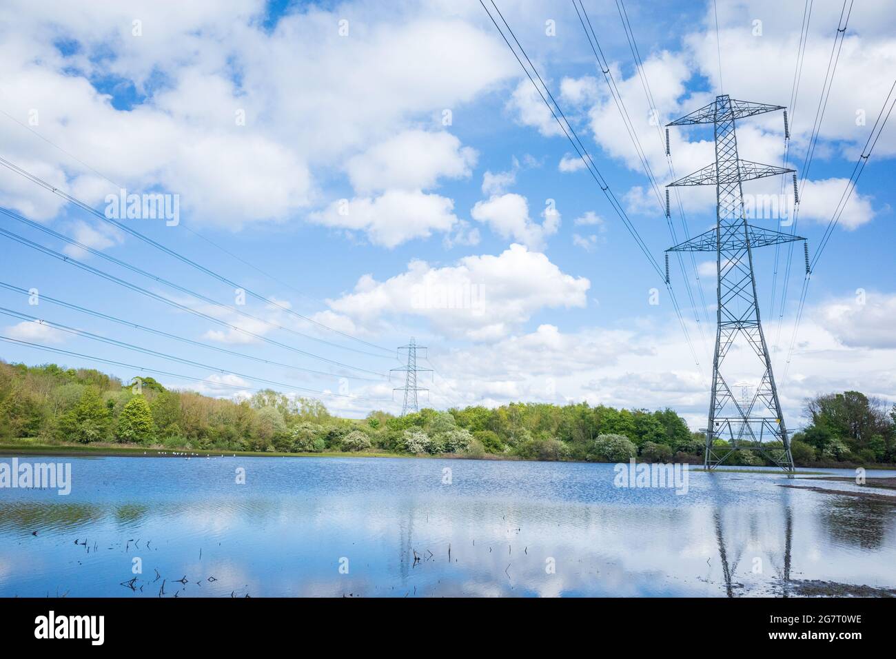 Newburn Royaume-Uni: 24 mai 2021: Terres agricoles inondées au récif de Throckley (Reigh), dans le nord de l'Angleterre. Terrain inondé de pylônes électriques Banque D'Images